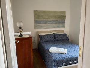 Posteľ alebo postele v izbe v ubytovaní donna serena Aci Castello