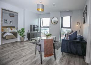 Spacious Media City Apartment - Free Parking & 24hr Concierge