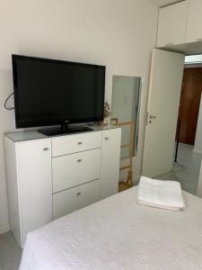 een flatscreen-tv op de top van een witte dressoir bij Talavera 480 in Salta