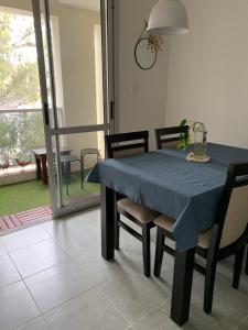 een eetkamer met een blauwe tafel en stoelen bij Talavera 480 in Salta