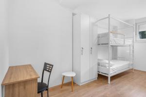 Cette chambre dispose de lits superposés, d'un bureau et d'une chaise. dans l'établissement Hostel Elli, à Split