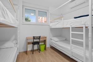 Posteľ alebo postele v izbe v ubytovaní Hostel Elli + 37 fotografií