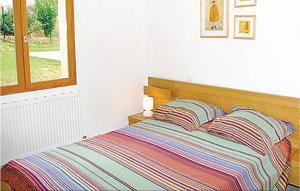 1 dormitorio con 1 cama con 2 almohadas y ventana en 3 Bedroom Stunning Home In Pomas, en Pomas