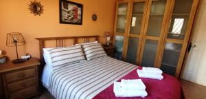 a bedroom with a bed with towels on it at Apartamento La Alcancía in Toledo