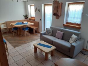 a living room with a couch and a table at Appartamento 3cime Stefania in Padola