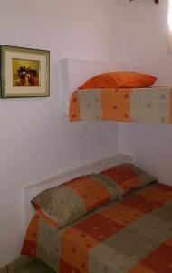 two bunk beds in a room with a picture on the wall at Bungalows Cerro Azul in Cerro Azul