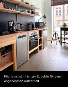 Virtuvė arba virtuvėlė apgyvendinimo įstaigoje Großzügige Wohnung direkt in der Altstadt Erfurts