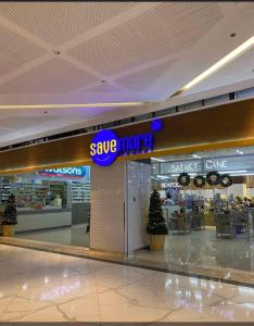 Supermarket nebo jiné obchody v  penzionu nebo okolí