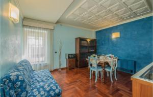 レッチェにあるBeautiful Apartment In Lecce Le With 2 Bedrooms And Wifiの青い壁のリビングルーム(テーブル付)