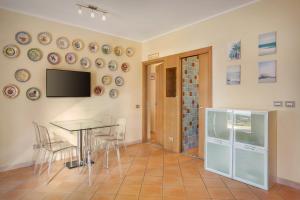 a dining room with a table and plates on the wall at Villetta Blue Panorama With Jacuzzi in Torri del Benaco