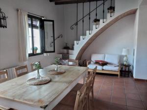 eine Küche und ein Esszimmer mit einem Tisch und einem Sofa in der Unterkunft Ferienhaus Casa Ela Pedro - Hinojos 4 Zi - 8 Betten, Kinder Willkommen in Hinojos