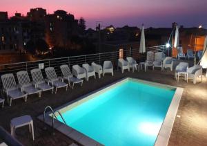 una piscina en la azotea de un edificio en Stelle Marine, en Tropea