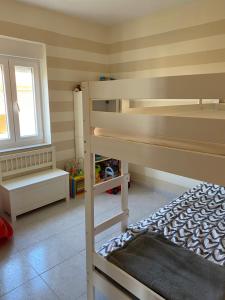 1 dormitorio con 2 literas y ventana en Apartamento en las Rias Bajas en Ribeira