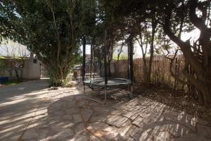 un columpio a la sombra de un árbol en Maison Manon, Piscine - Clim - Jardin, en Arles