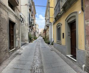 een lege straat in een steegje tussen gebouwen bij Casa Victoria in Cagliari