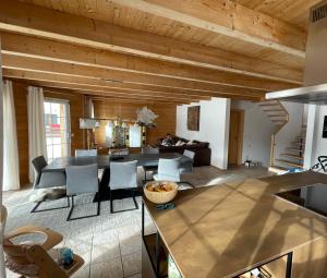 eine Küche und ein Wohnzimmer mit Holzdecken in der Unterkunft Chalet Inge in Saas-Fee