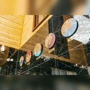 Eco Hotel Tan Tengri في كوستاناي: إطلالة علوية على غرفة مع أرضية خشبية مسلطة