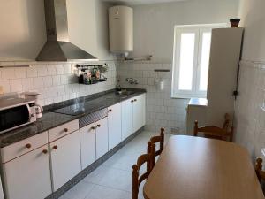 A kitchen or kitchenette at Apartamento en las Rias Bajas