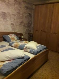 Een bed of bedden in een kamer bij Ferienwohnung Markert
