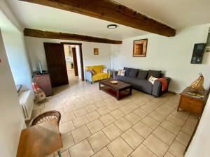 uma sala de estar com um sofá e uma mesa em Gîte Wibrin em Wibrin