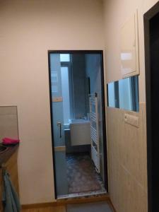 La salle de bains est pourvue d'un lavabo et d'un miroir. dans l'établissement Superbe Studio au 1er étage, proche de la gare du Midi, à Bruxelles
