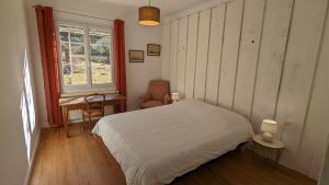 - une chambre avec un lit blanc et une fenêtre dans l'établissement Mas de vigneron, en Drôme provencale, à Rousset-les-Vignes