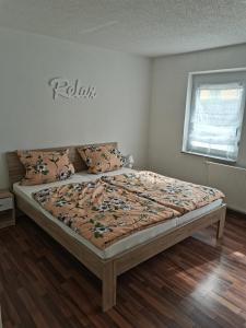 een slaapkamer met een bed in een kamer bij Ferienwohnung Im Drosselnest in Hechingen