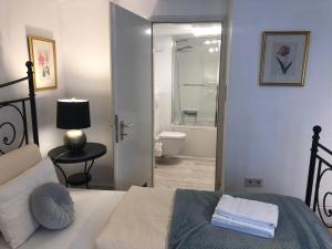 1 dormitorio con 1 cama y baño con ducha en Boutique Fachwerkhaus Thirty Five en Monschau
