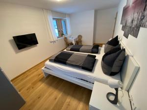 Televízia a/alebo spoločenská miestnosť v ubytovaní Ferienwohnung Übelher