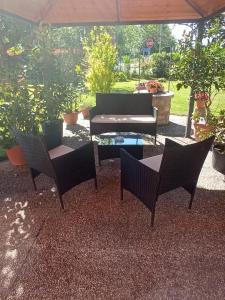 un grupo de sillas y una mesa en un patio en Residenza di campagna, en Asís