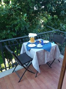 una mesa con un paño de mesa azul y dos sillas en Residenza di campagna, en Asís