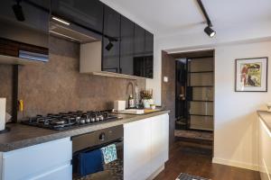 Η κουζίνα ή μικρή κουζίνα στο APARTAMENT POD ŚLIWKAMI