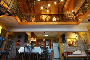 comedor con mesa y balcón en Casa de Artes Guest House en Balchik