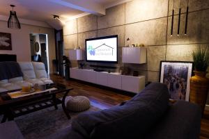 Et tv og/eller underholdning på APARTAMENT POD ŚLIWKAMI