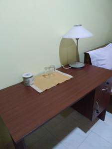 皮納瓦拉的住宿－蘇瓦尼皮納維拉寄宿賓館，一张桌子,上面有台灯和两杯眼镜