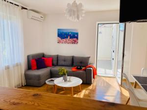 sala de estar con sofá y mesa en Apartments Mare, en Mlini