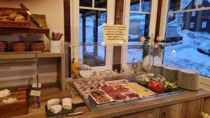 un buffet con carne y otros alimentos en una mesa en Hotel Schöne Aussicht en Masserberg