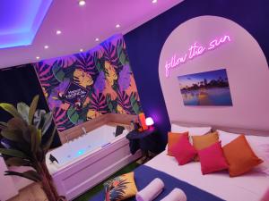 ein Schlafzimmer mit einem Bett mit einem Schild, auf dem steht, dass die Sonne tötet in der Unterkunft Suite Maison Tropical - Luxury Apartment in Bari in Bari