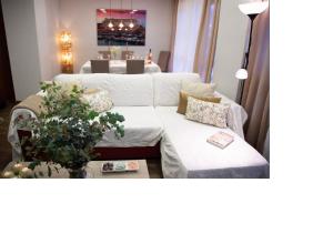 sala de estar con sofá blanco y mesa en LUXURY New Apartment CITY CENTRE & BEACH, Alicante en Alicante