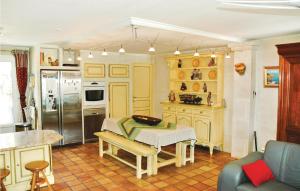 ブルボンにある3 Bedroom Beautiful Home In Boulbonの黄色のキャビネットとテーブル付きのキッチン