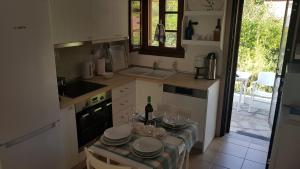 eine Küche mit einem Tisch mit Tellern und Gläsern darauf in der Unterkunft Konstantinos's luxury residence Sani in Sani Beach