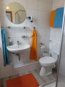 Koupelna v ubytování Traumblick Am Bartelsborn + 34 fotografií