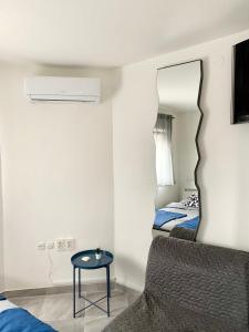1 dormitorio con 2 camas y espejo en Studio Apartman Bruna-Liznjan, Medulin, en Ližnjan