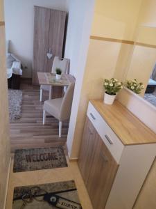 Zimmer mit einem Schreibtisch, einem Stuhl und einem Tisch in der Unterkunft Apartman Nera in Zenica