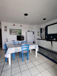 新福卡的住宿－Villino sul mare，厨房配有桌椅和冰箱。