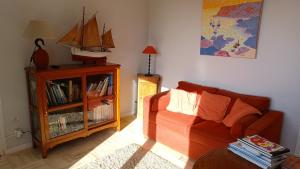 a living room with a couch and a book shelf at La Criste Marine in Groix
