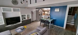 Μια τηλεόραση ή/και κέντρο ψυχαγωγίας στο Maison 3 pièces 5-7pers Vue sur port, garage, clim