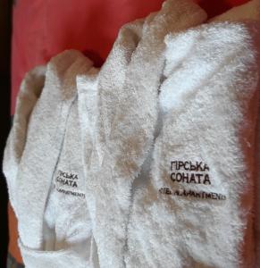 ein weißes Handtuch mit Etiketten. in der Unterkunft Apartments Girska Sonata in Mykulytschyn