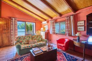 卡塔尼亞的住宿－Villa Dinira，客厅配有沙发和桌子