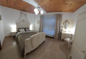 um quarto com uma cama, uma cómoda e uma janela em Chez Len & Filipp em Bouillon